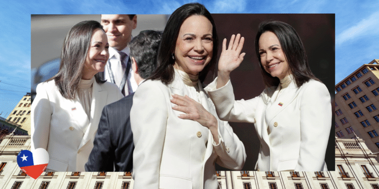 María Corina Machado en el Palacio de La Moneda durante su visita a Chile, luciendo un maquillaje nítido y pendientes de Erik Alexander estilizada por el equipo de revista LÉZAR.